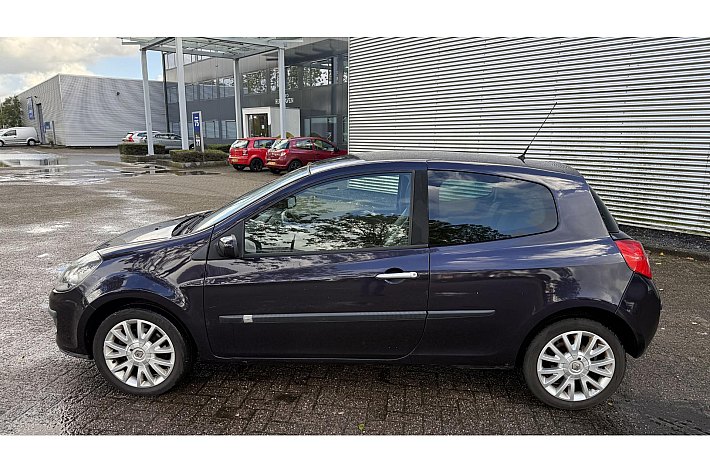 Renault Clio 2.0-16V Dynamique S , AUTOMAAT, FLIPPERS, AIRCO, DEALERONDERHOUDEN, UNIEK EN ZELDZAAM DEZE UITVOERING, RIJDT EN SCHAKELT BOTERZACHT, BOEKJES AANWEZIG, NIEUWE APK BIJ AFLEVERING