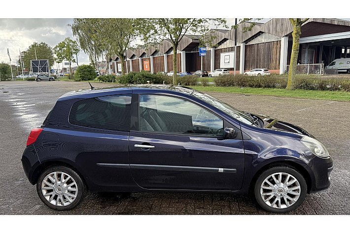 Renault Clio 2.0-16V Dynamique S , AUTOMAAT, FLIPPERS, AIRCO, DEALERONDERHOUDEN, UNIEK EN ZELDZAAM DEZE UITVOERING, RIJDT EN SCHAKELT BOTERZACHT, BOEKJES AANWEZIG, NIEUWE APK BIJ AFLEVERING