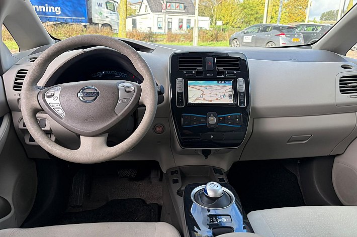 Nissan Leaf Base 24 kWh , 29.510 KM NAP, AUTOMAAT, AIRCO, 2 x LAADKABEL, GOEDKOOPSTE GOEDRIJDENDE LEAF IN NL MET DEZE KM STAND. WAAROM ZO GOEDKOOP? SIMPEL DE EIGENAAR WAS OP LEEFTIJD EN HEEFT WAT KLEINE BESCHADIGEN OP DE AUTO GEREDEN, ZIE LAATSTE FOTOS, DUS ZOEK JE E