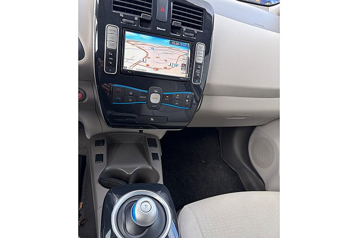 Nissan Leaf Base 24 kWh , 29.510 KM NAP, AUTOMAAT, AIRCO, 2 x LAADKABEL, GOEDKOOPSTE GOEDRIJDENDE LEAF IN NL MET DEZE KM STAND. WAAROM ZO GOEDKOOP? SIMPEL DE EIGENAAR WAS OP LEEFTIJD EN HEEFT WAT KLEINE BESCHADIGEN OP DE AUTO GEREDEN, ZIE LAATSTE FOTOS, DUS ZOEK JE E
