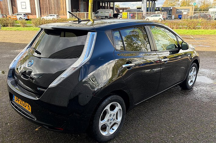 Nissan Leaf Base 24 kWh , 29.510 KM NAP, AUTOMAAT, AIRCO, 2 x LAADKABEL, GOEDKOOPSTE GOEDRIJDENDE LEAF IN NL MET DEZE KM STAND. WAAROM ZO GOEDKOOP? SIMPEL DE EIGENAAR WAS OP LEEFTIJD EN HEEFT WAT KLEINE BESCHADIGEN OP DE AUTO GEREDEN, ZIE LAATSTE FOTOS, DUS ZOEK JE E