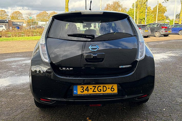 Nissan Leaf Base 24 kWh , 29.510 KM NAP, AUTOMAAT, AIRCO, 2 x LAADKABEL, GOEDKOOPSTE GOEDRIJDENDE LEAF IN NL MET DEZE KM STAND. WAAROM ZO GOEDKOOP? SIMPEL DE EIGENAAR WAS OP LEEFTIJD EN HEEFT WAT KLEINE BESCHADIGEN OP DE AUTO GEREDEN, ZIE LAATSTE FOTOS, DUS ZOEK JE E