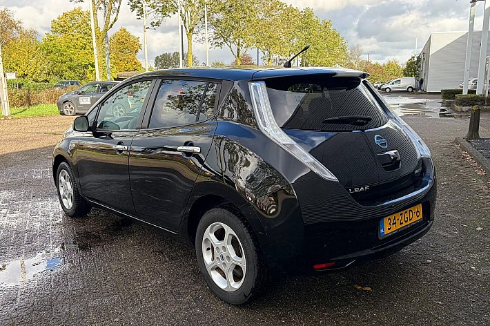 Nissan Leaf Base 24 kWh , 29.510 KM NAP, AUTOMAAT, AIRCO, 2 x LAADKABEL, GOEDKOOPSTE GOEDRIJDENDE LEAF IN NL MET DEZE KM STAND. WAAROM ZO GOEDKOOP? SIMPEL DE EIGENAAR WAS OP LEEFTIJD EN HEEFT WAT KLEINE BESCHADIGEN OP DE AUTO GEREDEN, ZIE LAATSTE FOTOS, DUS ZOEK JE E