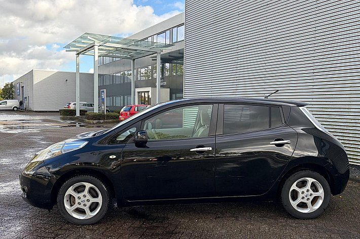 Nissan Leaf Base 24 kWh , 29.510 KM NAP, AUTOMAAT, AIRCO, 2 x LAADKABEL, GOEDKOOPSTE GOEDRIJDENDE LEAF IN NL MET DEZE KM STAND. WAAROM ZO GOEDKOOP? SIMPEL DE EIGENAAR WAS OP LEEFTIJD EN HEEFT WAT KLEINE BESCHADIGEN OP DE AUTO GEREDEN, ZIE LAATSTE FOTOS, DUS ZOEK JE E