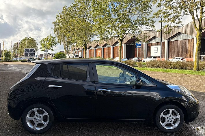 Nissan Leaf Base 24 kWh , 29.510 KM NAP, AUTOMAAT, AIRCO, 2 x LAADKABEL, GOEDKOOPSTE GOEDRIJDENDE LEAF IN NL MET DEZE KM STAND. WAAROM ZO GOEDKOOP? SIMPEL DE EIGENAAR WAS OP LEEFTIJD EN HEEFT WAT KLEINE BESCHADIGEN OP DE AUTO GEREDEN, ZIE LAATSTE FOTOS, DUS ZOEK JE E