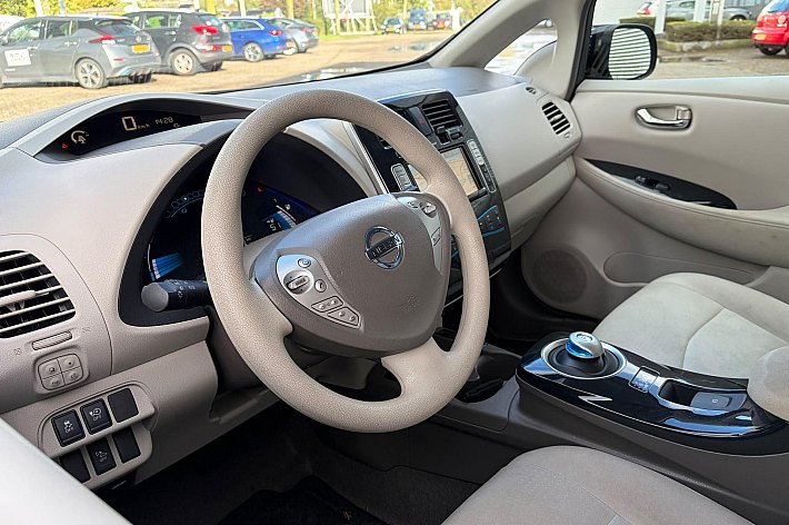 Nissan Leaf Base 24 kWh , 29.510 KM NAP, AUTOMAAT, AIRCO, 2 x LAADKABEL, GOEDKOOPSTE GOEDRIJDENDE LEAF IN NL MET DEZE KM STAND. WAAROM ZO GOEDKOOP? SIMPEL DE EIGENAAR WAS OP LEEFTIJD EN HEEFT WAT KLEINE BESCHADIGEN OP DE AUTO GEREDEN, ZIE LAATSTE FOTOS, DUS ZOEK JE E