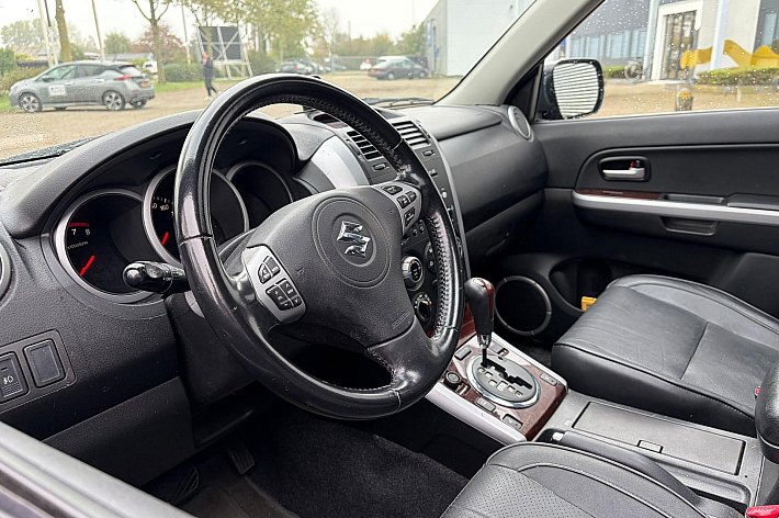 Suzuki Grand Vitara 2.0-16V High Executive , AUTOMAAT, 4X4, LEDER, AIRCO, SCHUIFDAK, TREKHAAK, CRUISE CONTROLE, FULL OPTIONS, BOEKJES, 137.159 KM NAP!!! YOUNGTIMER. TOPPER !!!!