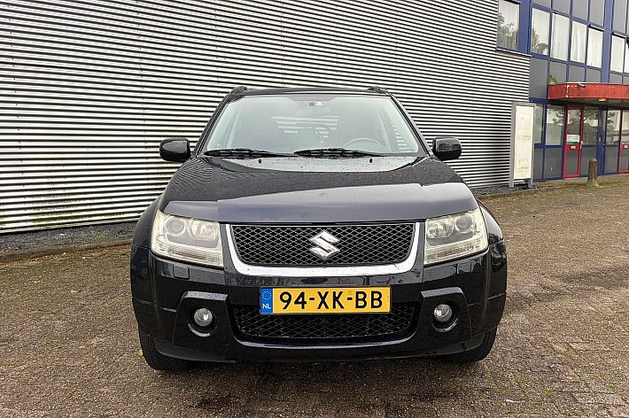 Suzuki Grand Vitara 2.0-16V High Executive , AUTOMAAT, 4X4, LEDER, AIRCO, SCHUIFDAK, TREKHAAK, CRUISE CONTROLE, FULL OPTIONS, BOEKJES, 137.159 KM NAP!!! YOUNGTIMER. TOPPER !!!!