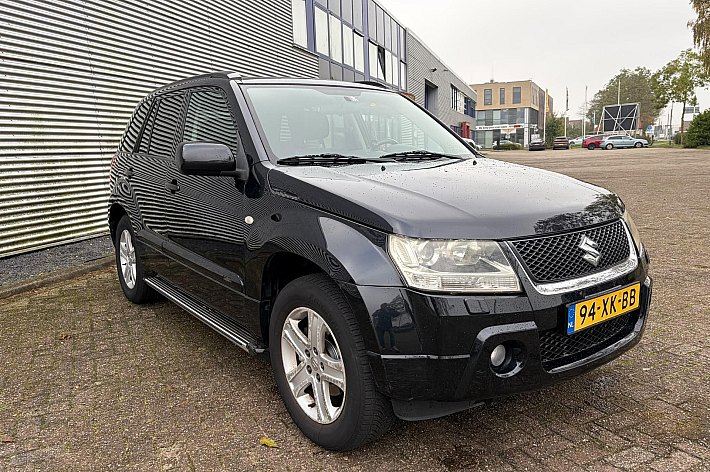 Suzuki Grand Vitara 2.0-16V High Executive , AUTOMAAT, 4X4, LEDER, AIRCO, SCHUIFDAK, TREKHAAK, CRUISE CONTROLE, FULL OPTIONS, BOEKJES, 137.159 KM NAP!!! YOUNGTIMER. TOPPER !!!!