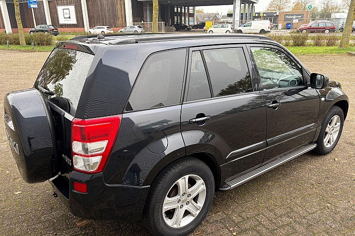 Suzuki Grand Vitara 2.0-16V High Executive , AUTOMAAT, 4X4, LEDER, AIRCO, SCHUIFDAK, TREKHAAK, CRUISE CONTROLE, FULL OPTIONS, BOEKJES, 137.159 KM NAP!!! YOUNGTIMER. TOPPER !!!!