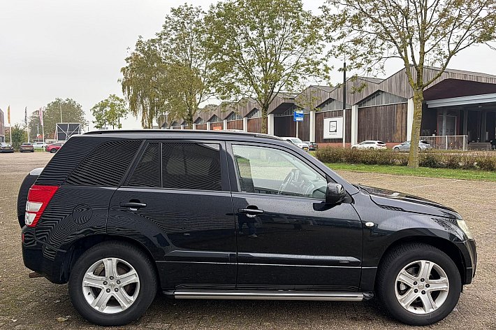 Suzuki Grand Vitara 2.0-16V High Executive , AUTOMAAT, 4X4, LEDER, AIRCO, SCHUIFDAK, TREKHAAK, CRUISE CONTROLE, FULL OPTIONS, BOEKJES, 137.159 KM NAP!!! YOUNGTIMER. TOPPER !!!!