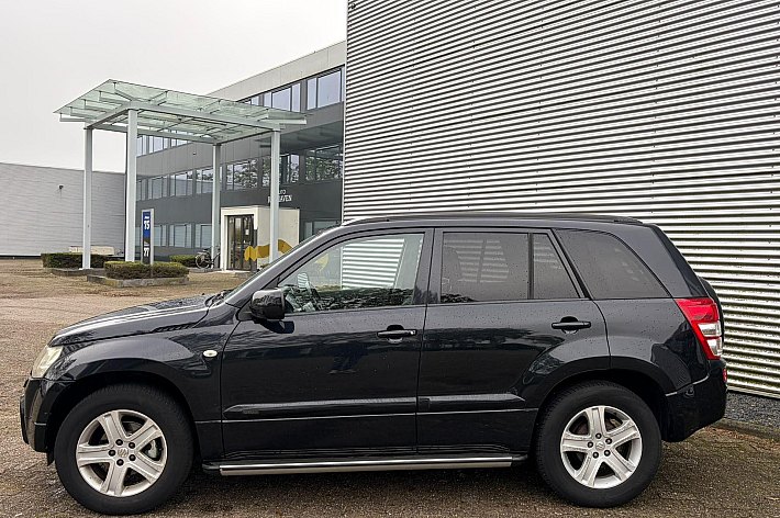 Suzuki Grand Vitara 2.0-16V High Executive , AUTOMAAT, 4X4, LEDER, AIRCO, SCHUIFDAK, TREKHAAK, CRUISE CONTROLE, FULL OPTIONS, BOEKJES, 137.159 KM NAP!!! YOUNGTIMER. TOPPER !!!!