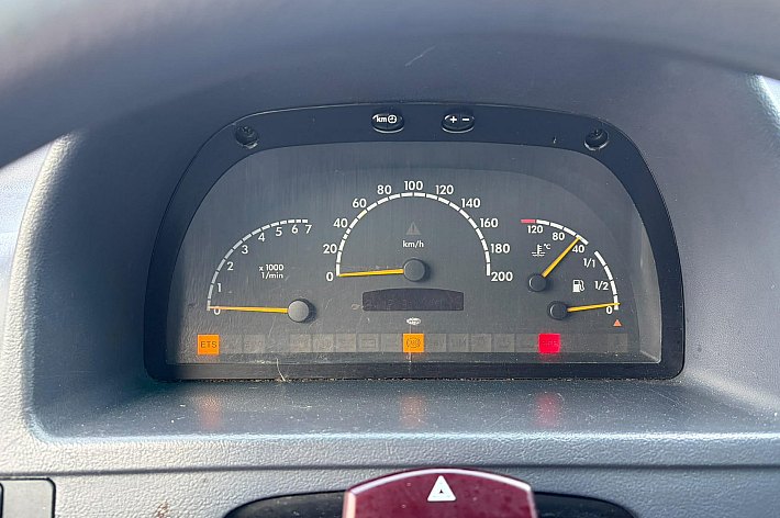 Mercedes-Benz V-Klasse V 200 CDI Trend , AIRCO, EXPORT ONLY, RAMEN WERKEN NIET, DAKBEKLEDING ONTBREEKT, 1 DEUR GAAT VAN BINNEN NIET OPEN, RIJDT GOED, INVALIDE LIFT, WEG = PECH !!!